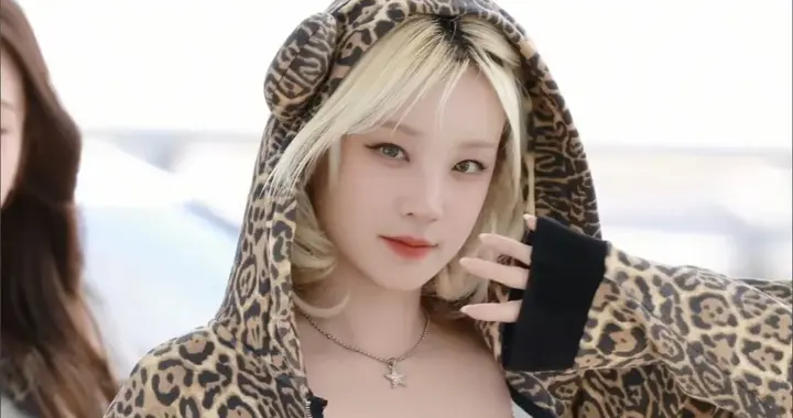 宋雨琦韩国机场被偶遇，穿豹纹外套搭短裙很时尚，整个人又白又瘦