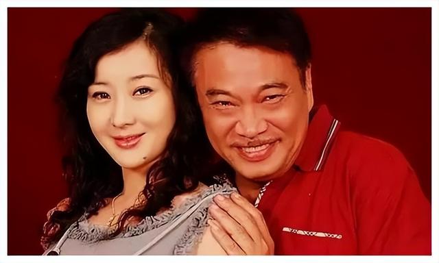 吴孟达病逝两年后，再看妻子侯珊燕的选择，才知道达叔有多聪明