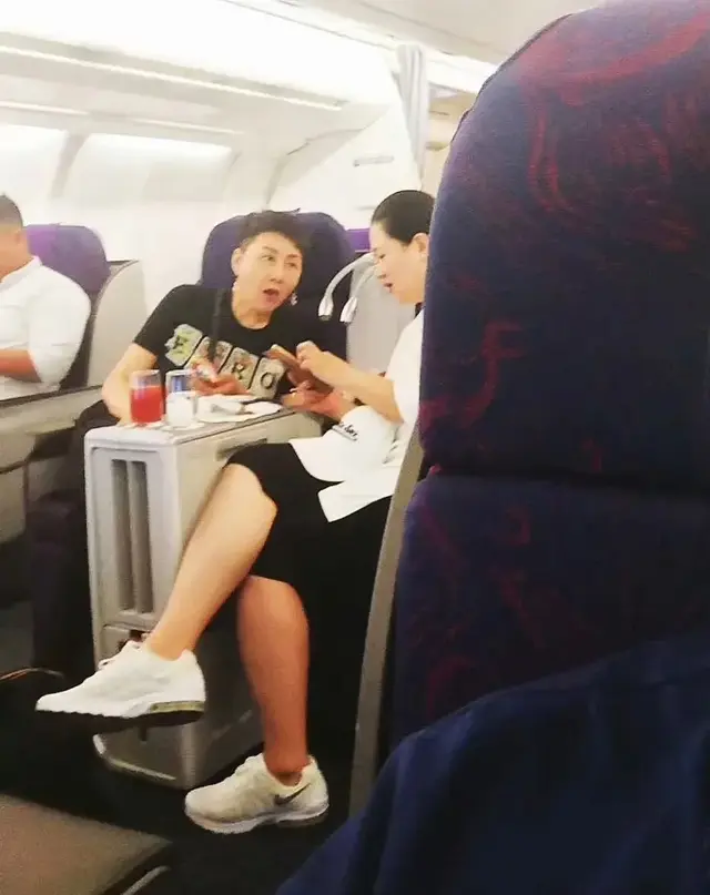 在飞机上拍到张凯丽，剪短发自信干练，没化妆美颜皱纹横生好真实