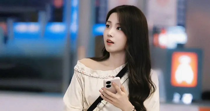 卢昱晓 ｜斜肩设计露出精致肩颈线，温柔穿搭衬得整个人温婉又灵动