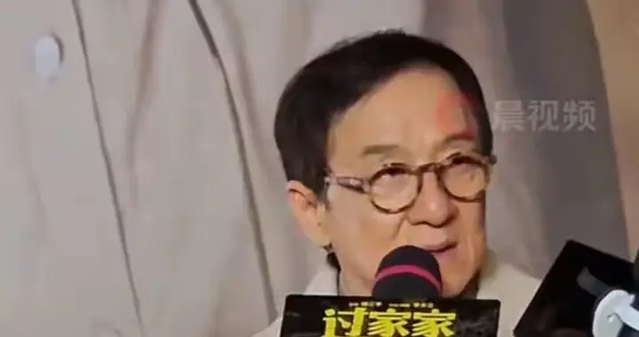 成龙晚年悔悟，当众承认教育错了，儿子怕到连电话都不敢给他打