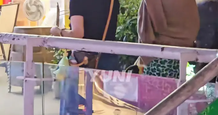 刘亦菲和好友深夜吃火锅，穿披肩引热议，患颈椎病多年不能露脖子