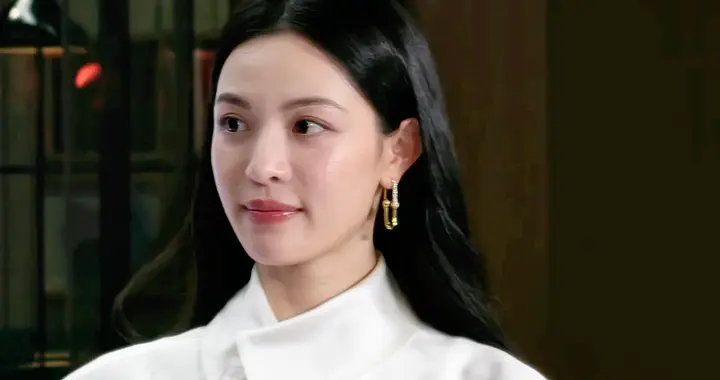 钟楚曦状态绝了！黑长直淡妆姐感拉满艳压全场，生图比精修更能打