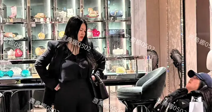 伦敦偶遇李湘一家三口，李湘母女本人都比自己发的照片上丰满很多