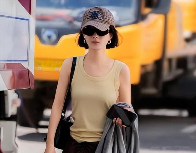 赵丽颖近照曝光，短发造型干练帅气，身材纤瘦高挑真的好美
