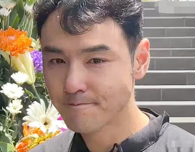 阮经天办告别母亲仪式，比弟弟矮一头眼睛哭肿，三年失去3位挚爱