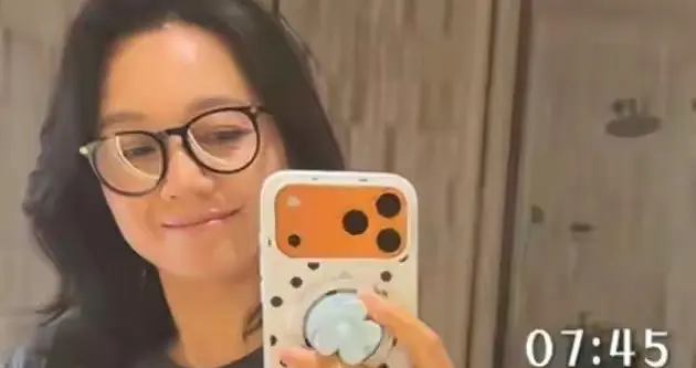 朱丹带娃春游忙不停，周一围轻松旁观显嫩，8岁女儿门牙全掉抢镜