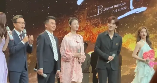 蒋欣出席招商大会，真人瘦好几圈又高又白，穿粉裙好显嫩不像42岁