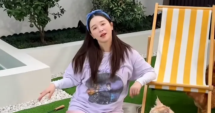 阚清子挺大肚晒上海豪宅，三层别墅装修很高级，养5只猫生活惬意