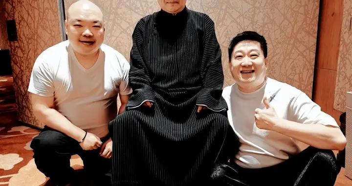 德云社张鹤伦晒照，五天三场大型演出，全国到处跑，节日也闲不住