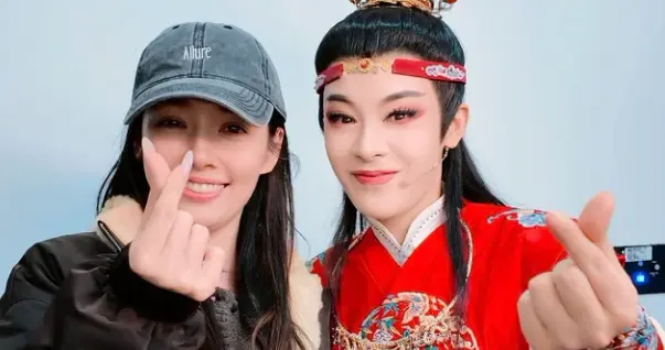 郭碧婷台北看陈丽君越剧演出！素颜油头颜值抗打，两姐妹合影好美