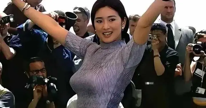 有种“原始美”叫巩俐的身材！明明一丝不露，却看得人脸红心跳