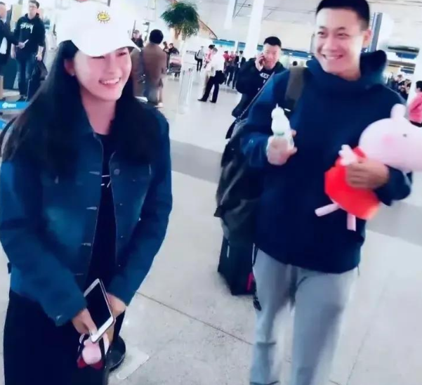 又是一对姐弟恋，张佳宁恋情曝光，女方正当红，男方不可限量