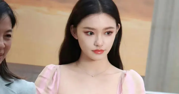 林允现这穿搭挺会穿，身材太棒了 ???