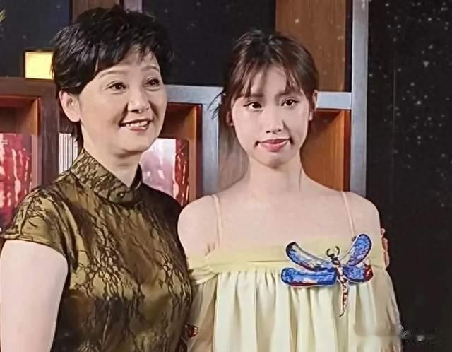 徐帆和养女亮相活动！19岁徐朵还是龅牙，回应离婚传闻