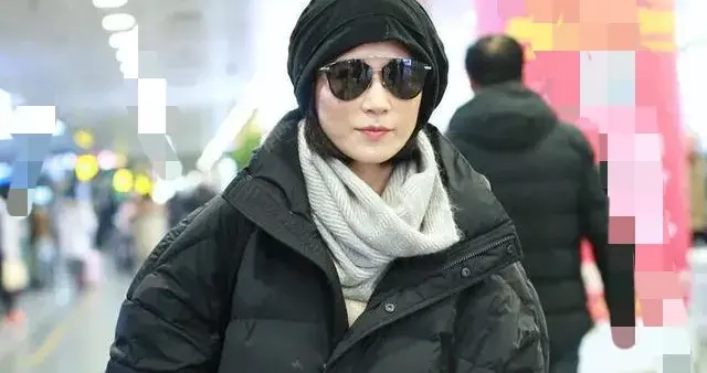 54岁俞飞鸿真会赶时髦！黑色羽绒服+修身裤+长筒靴，洋气又高级！