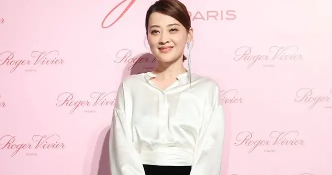 48岁梅婷新剪了波波头年轻10岁，穿毛衣配阔腿裤，美得像换了个人