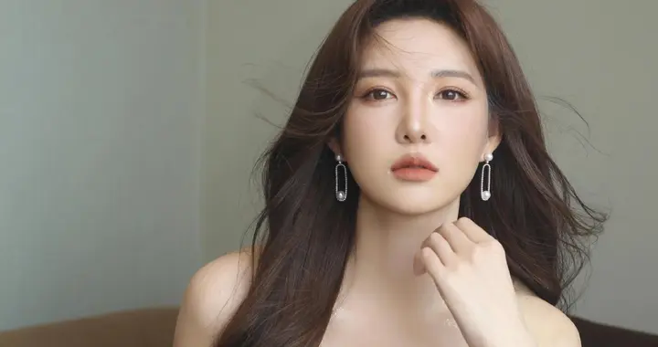 主持人郭玮分享新入的蓝色礼服，一袭浪漫波浪卷搭配珍珠耳环好美