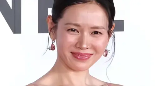 孙艺珍电影节无滤镜照传出，穿粉裙不惧装嫩热议，称每天啃鸡胸肉