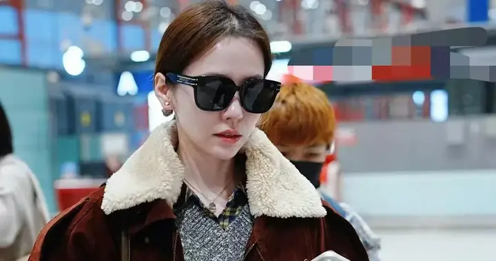 张靓颖机场私服真时髦！毛领夹克+短裙+长筒靴，洋气又高级！