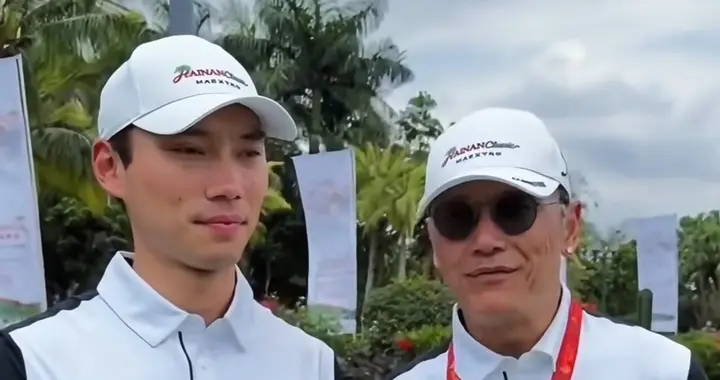 苗侨伟与儿子现身海口，父子俩身材健硕引人注目，32岁儿子好腼腆