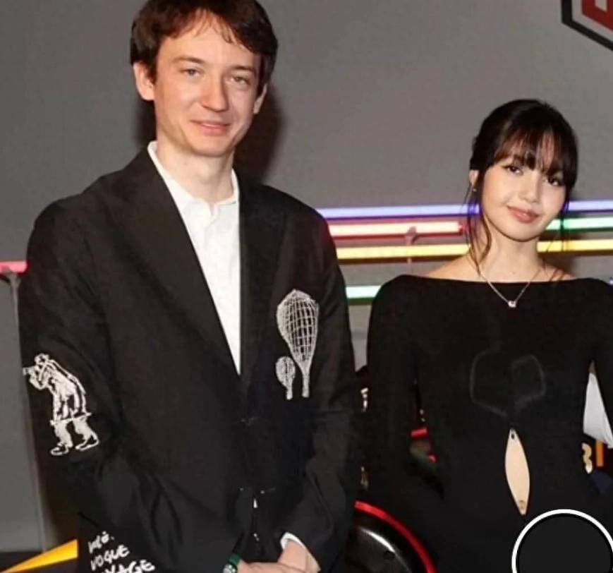 Lisa与三公子圣诞同框，娱乐圈再掀热议