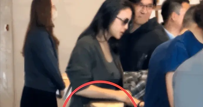 曝46岁汤唯疑怀二胎！与老公逛街腹部隆起，倪妮的一句话暴露内情