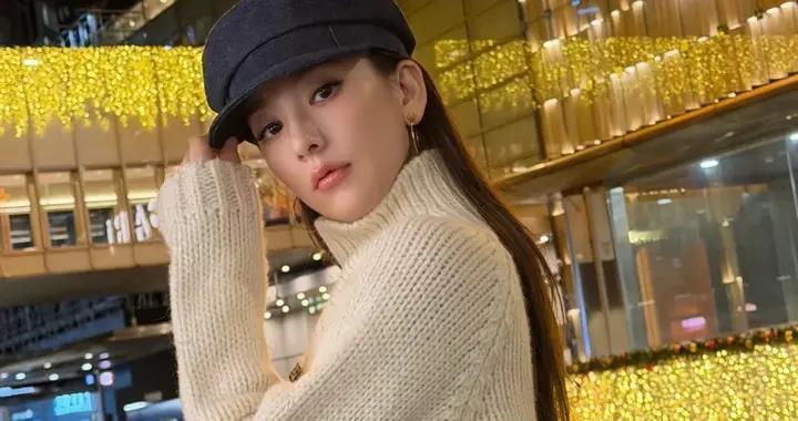 方媛晒出月子照，绑收腹带小腹平坦，身材恢复的很好依然有少女感