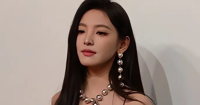 上海纪梵希酒会上：30岁章若楠大浓妆亮相，网红挨个合照险被艳压