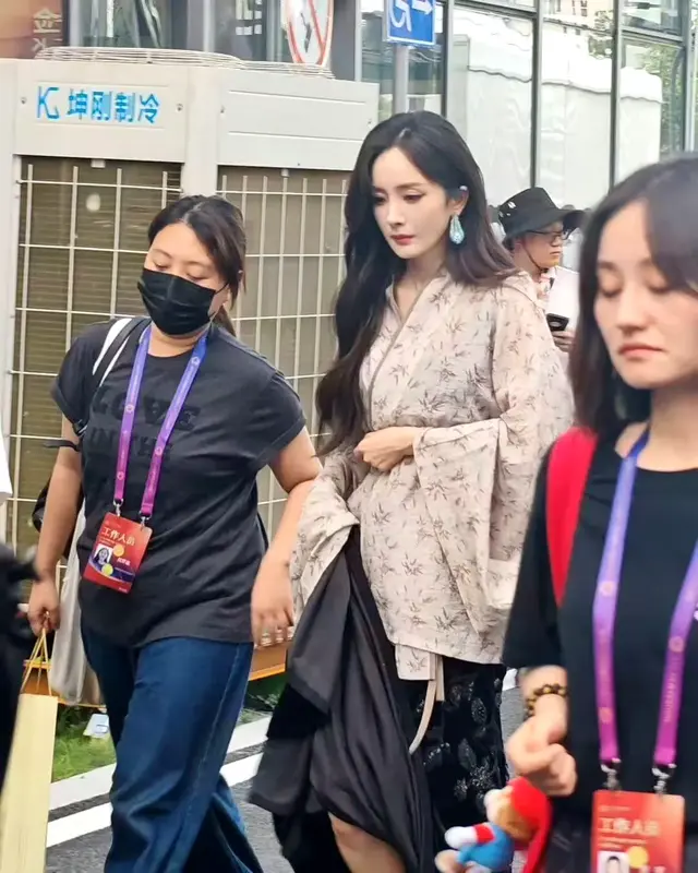 路人镜头下的杨幂生图 ???