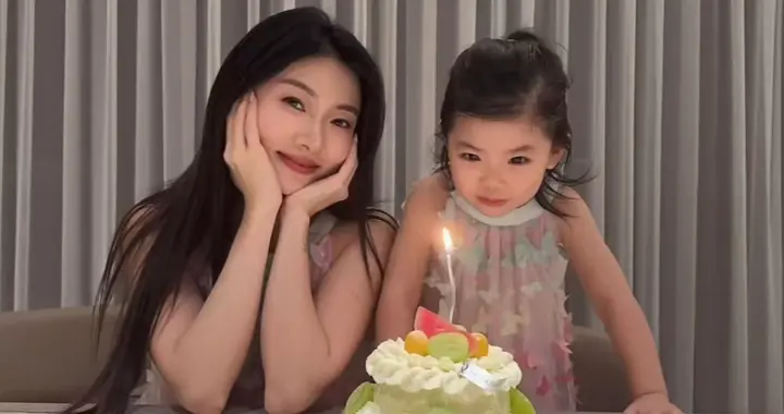 程晓玥官宣怀二胎，透露早孕反应非常严重，近照曝光孕肚超明显