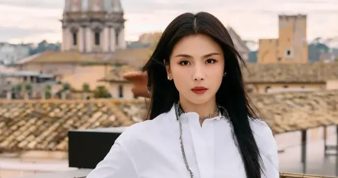 刘涛的气质真是出挑！穿白衬衫+黑色长裙，简约又高级！