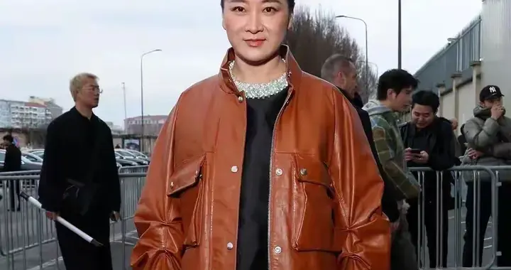 贾玲米兰时装周大变样，不笑了梨涡也没了，气场全开反差封神