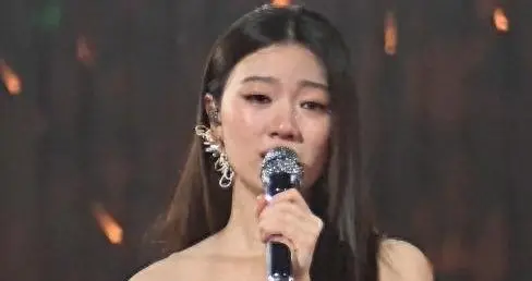 单依纯武汉演唱会\失控\：未唱先哭、疯癫舞姿 六年福地回归惹争议