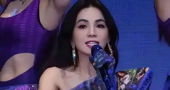 44岁Ella开演唱会，裤子短到快走光，往下拽裤腰露小腹动作很迷惑