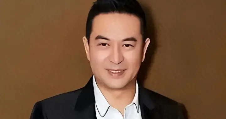 55岁张嘉益身患强直性脊柱炎，无法平稳走路，发病时痛苦不已