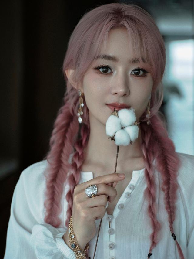 美绝了！37岁赵丽颖粉发鱼骨辫造型，甜美减龄美回十八