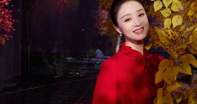 42岁蒋欣近照瘦出新高度，穿红裙细腰抢镜，长腿又细又直美绝了