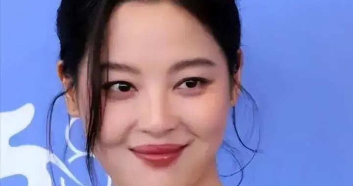 德不配位？辛芷蕾奖杯刚拿到手里，恶心一幕就发生，她挡了谁的道