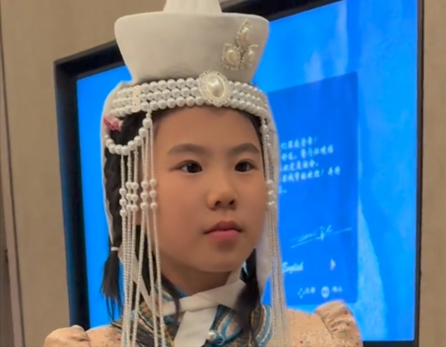 王楠9岁女儿生日戴5万金链！满族公主造型惊艳，王楠老公笑出鹅叫