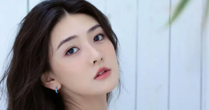 女星梁洁时尚魅力造型，小姐姐越来越有气质了！