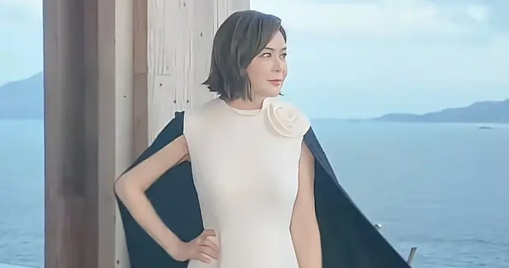 63岁关之琳最新穿搭：齐肩发+收腰长裙，尽显好身材，像43岁