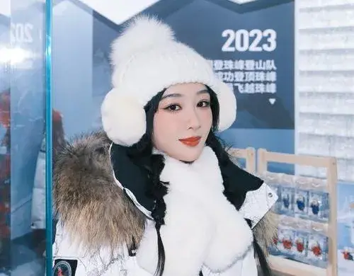 杨紫现身哈尔滨索菲亚教堂广场，引发现场热潮