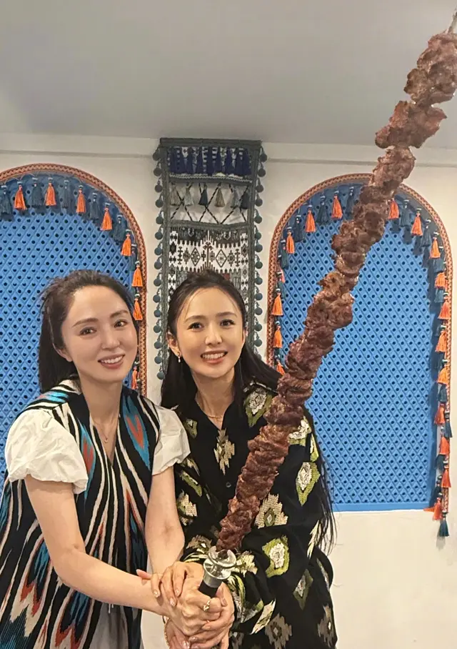 佟丽娅董璇相伴游新疆，二人手握超大羊肉串，董璇和女儿开心吃馕
