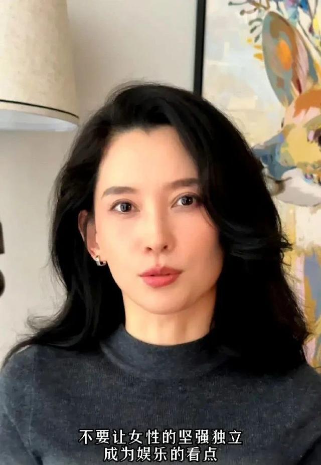 森林北在健身房里挥汗如雨，身材却依然在线，汪峰眼光非常独到！