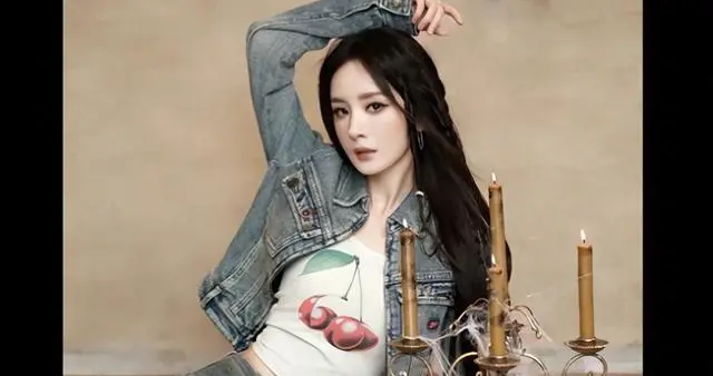 杨幂牛仔套装出镜，内搭樱桃印花背心，淑女范十足!