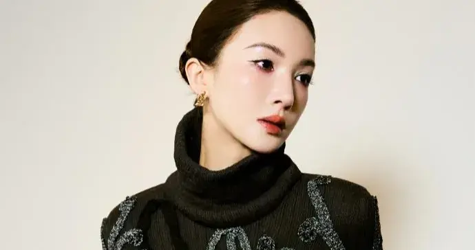 35岁金晨自己化的妆美到认不出，黑色高领衫搭不规则半身裙好美！