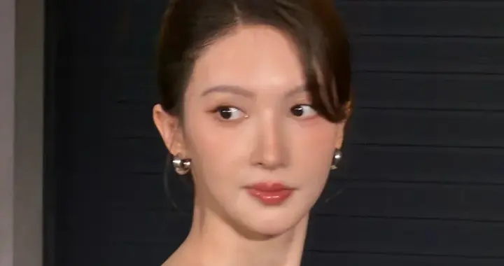 金晨现身上海车展，生图下瘦成皮包骨，蛇精脸、歪鼻子好抢镜