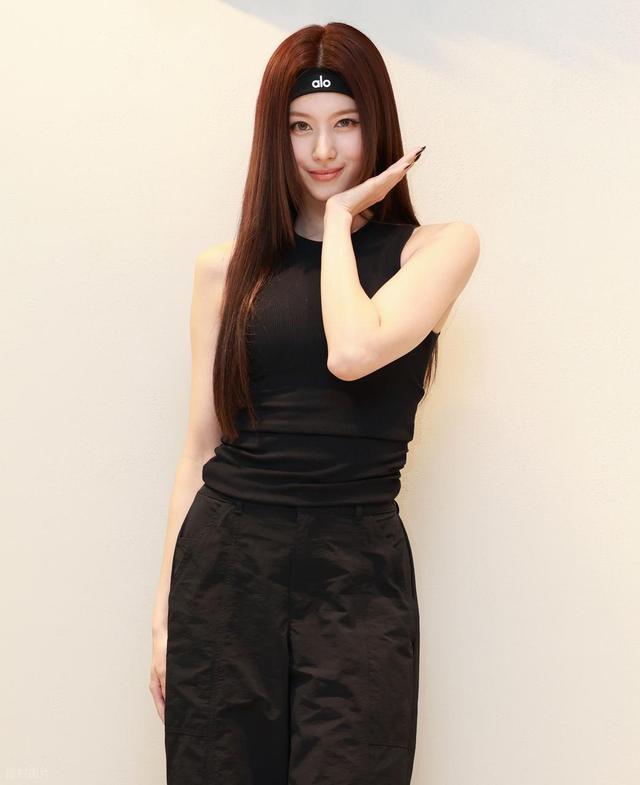 Sana凑崎纱夏亮相首尔Alo Dosan旗舰店开业典礼