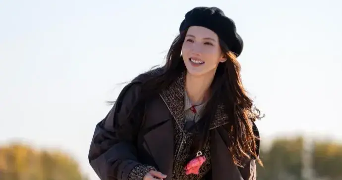 金晨的衣品真是出挑！穿深棕外套+翻领毛衣+阔腿裤，时髦又洋气！